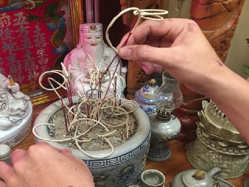 mơ thấy bát hương đánh con gì